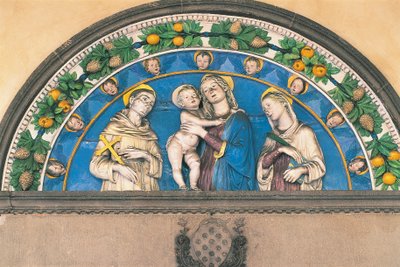Glaseret terracotta-lunette forestillende Madonna med barn mellem hellige af Andrea Della Robbia