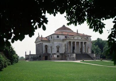Udsigt over Villa Almerico-Capra, bygget af den italienske arkitekt Andrea Palladio (1508-1580) i 1567-1570 og færdiggjort af Vincenzo Scamozzi (1552-1616) i 1591, Vicenza, Italien eller Rundkørslen af ​​Andrea Pa af Andrea and Scamozzi Vincenzo Palladio