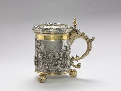 Tankard, slutningen af 1600-tallet (skåret og sømmet sølvark, repoussé & chased ornament, støbt håndtag og fødder, delvist forgyldt) af Andreas Brachfeldt
