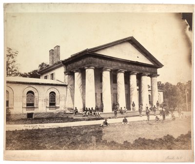 Forsiden af Arlington House, 28. juni 1864 (sepia-foto) af Andrew Joseph Russell