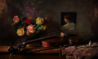 Elegant stilleben med violin af Andrey Morozov