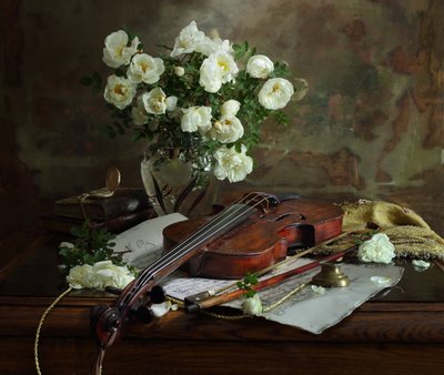 Hvide roser og violin af Andrey Morozov