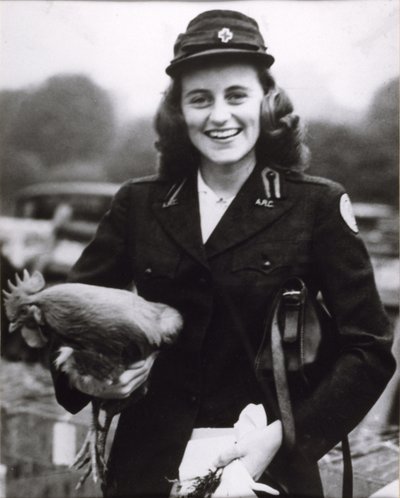 Kick Kennedy iført en amerikansk Røde Kors-uniform i London, ca. 1943 (s/h-foto) af Thomas Kelly