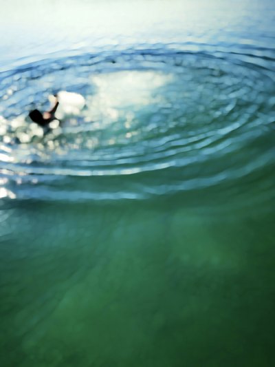 Surfer under vandet af Angelo Cerantola