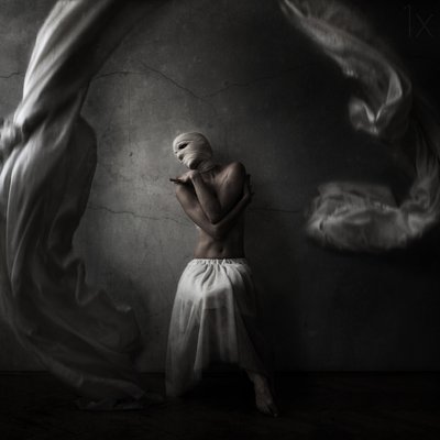 Dramatisk indpakket figur af Anja Matko