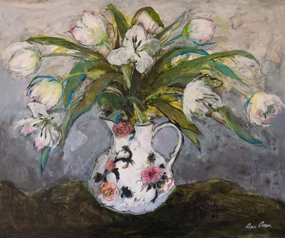Hvide tulipaner i en jernstenskande, 2019 (akryl) af Ann Oram