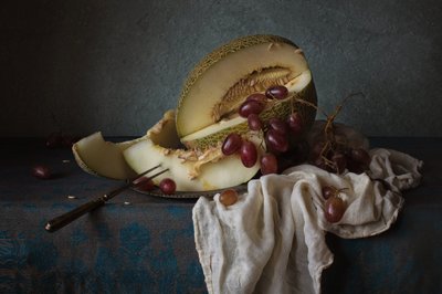 Stilleben med mørke frugter af Anna Petina