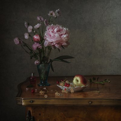 Pæon og sommerfrugt af Anna Petina