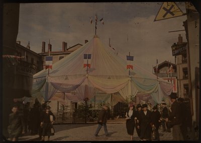 Festtelt på en plads i en ukendt fransk by af Anonymous