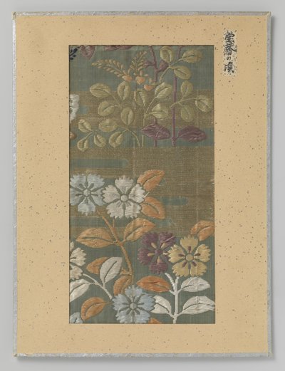 Tekstilfragment, broderi af blomster og skyer i kirikane guldtråd af Anonymous