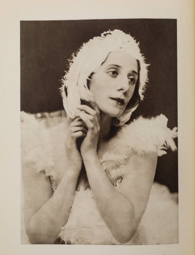 Anna Pavlova (Pavlovna) (1881-1931) i balletten Den døende svane af Camille Saint-Saens, Anonym. Chromolithography, , Privat Samling af Anonymous Anonymous