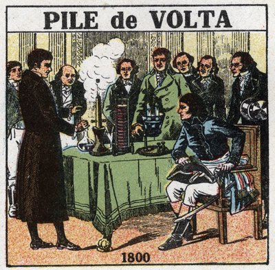 Batterier og akkumulatorer: Alessandro (Alexandre) Volta (1745-1827) præsenterede i 1801 for konsul Napoleon Bonaparte (1769-1821) ved Institut national de France resultaterne af hans eksperimenter, som gjorde ham i stand til at opfinde det elektriske batt af Anonymous Anonymous