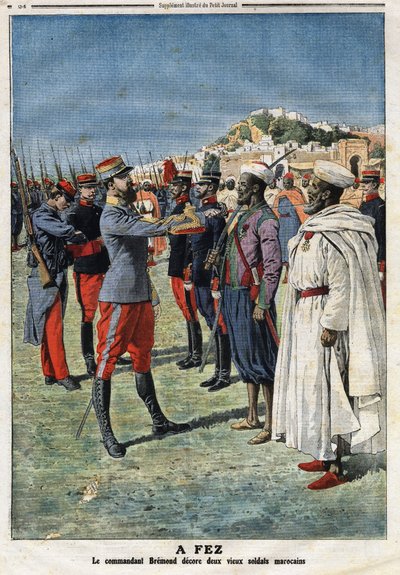 Kommandør Edouard Bremond (1868-1948) dekorerer to gamle marokkanske soldater i Fez. Indgravering i "" Le Petite Journal"", den 21/01/1912. Privat samling. af Anonymous Anonymous