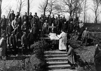 Første Verdenskrig (1914-1918): Søndagsmesse på Ferme de Canny (Canny-sur-Matz) (Afdeling 60: Oise) i maj 1915. Privat samling. af Anonymous Anonymous