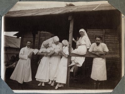 Første Verdenskrig 1914-1918: sygeplejersker og læger i bluse i Couville, Manche, Basse-Normandie (Basse Normandiet), Frankrig. Anonymt fotografi juli 1917. Privat samling, Stella. af Anonymous Anonymous