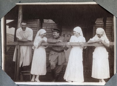 Første Verdenskrig 1914-1918: Sygeplejersker i en sjov bluse med soldater og en læge i Couville, Manche, Nedre Normandiet (Nedre Normandiet), Frankrig. Anonymt fotografi juli 1917. Privat samling, Stella. af Anonymous Anonymous