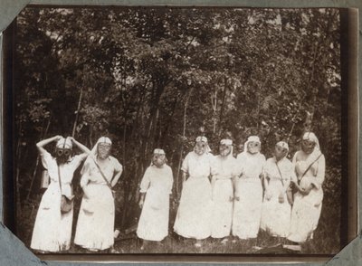 Første Verdenskrig 1914-1918: sygeplejersker i bluse iført gasmasker i skoven nær Couville, Manche, Nedre Normandiet (Nedre Normandiet), Frankrig. Anonym fotografering maj 1917. Privat samling, Stella. af Anonymous Anonymous