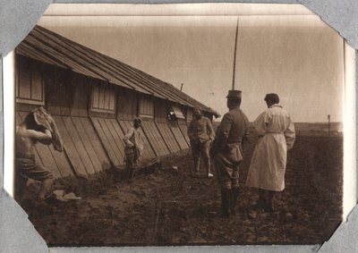 Første Verdenskrig 1914-1918: Søg efter hoveder ved kanterne, lejren Couville i Den Engelske Kanal, Nedre Normandiet (Nedre Normandiet), Frankrig. Anonym fotografering maj 1917. Privat samling, Stella. af Anonymous Anonymous