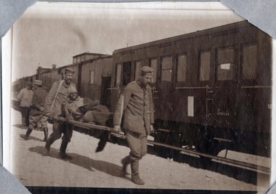 Første Verdenskrig 1914-1918: soldatsår og bårer på en station i Den Engelske Kanal, Nedre Normandiet (Nedre Normandiet), Frankrig. Anonym fotografering maj 1917. Privat samling, Stella. af Anonymous Anonymous
