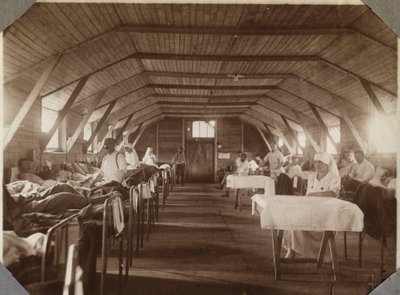 Første Verdenskrig 1914-1918: sårede soldater og sygeplejersker fra det franske røde kors (røde kors), lejren Couville i Den Engelske Kanal, Nedre Normandiet (Nedre Normandiet), Frankrig. Anonymt fotografi juli 1917. Privat samling, Stella. af Anonymous Anonymous