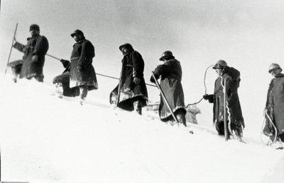 Første Verdenskrig: Italienske alpine jægere (alpino eller alpini) under en opstigning af Anonymous Anonymous