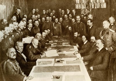 Første Verdenskrig: undertegnelse af fredstraktaten i Brest Litovsk (Brest-Litovsk) den 03/03/1917 mellem tyskerne og russerne. Det bolsjevikiske imperium har andre områder end Tyskland. Repræsentanter for centrale imperier (eller Triple Alliance, Tyskland af Anonymous Anonymous