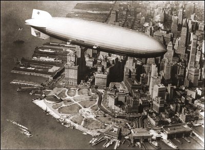 LZ127 Graf Zeppelin i New York 1929 - LZ127 Graf Zeppelin over New York af Anonymous Anonymous