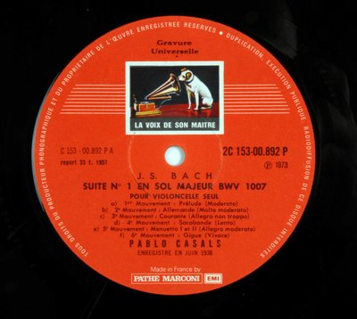 Etiket af pladen 33 omgange (vinylplade) af mærket "EMI the voice of his master"" af Pablo Casals, der fortolker 6 suiten for cello af Jean Sebastien Bach (Johann Sebastian Bach) af Anonymous Anonymous