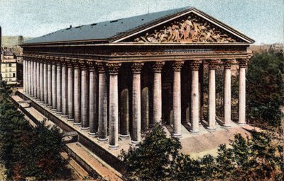 Paris: udvendig udsigt over Madeleine-kirken designet af arkitekten Pierre Alexandre Vignon (1763-1828). Fotografi af 1920 i "" Kunstnerisk Album"" af byen Paris. Privat samling. af Anonymous Anonymous