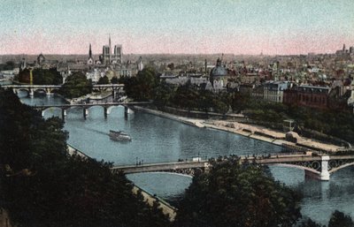 Paris: panorama af Seinen mod katedralen Notre Dame (Notre-Dame) og Ile de la Cite. Fotografi af 1920 i "" Kunstnerisk Album"" af byen Paris. Privat samling. af Anonymous Anonymous