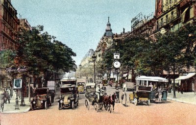 Paris: trafik på boulevard des Italians, en af byens store boulevarder. Fotografi af 1920 i "" Kunstnerisk Album"" af byen Paris. Privat samling. af Anonymous Anonymous