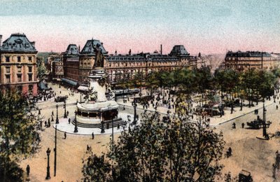 Paris: udsigt over Place de la Republique med statuen af Republique. Fotografi af 1920 i "" Kunstnerisk Album"" af byen Paris. Privat samling. af Anonymous Anonymous