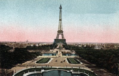 Paris: udsigt over Trocadero-haverne med Eiffeltårnet og Iena-broen ved Seinen. Fotografi af 1920 i "" Kunstnerisk Album"" af byen Paris. Privat samling. af Anonymous Anonymous