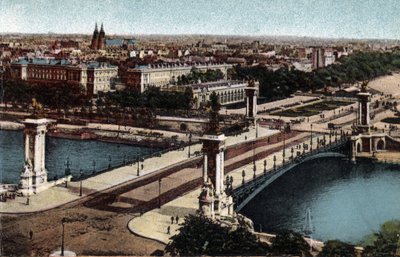Paris: udsigt over broen Alexandre III på Seinen. Fotografi af 1920 i "" Kunstnerisk Album"" af byen Paris. Privat samling. af Anonymous Anonymous