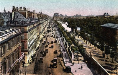 Paris: udsigt over trafikken på rue de Rivoli, mod Louvre. Fotografi af 1920 i "" Kunstnerisk Album"" af byen Paris. Privat samling. af Anonymous Anonymous
