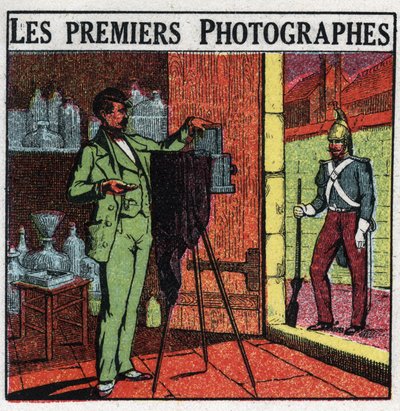 Fotografering: De første fotografer i det 19. århundrede. Fotograf portrætterer en soldat i sit studie. Anonym illustration fra 1925. Privat samling. af Anonymous Anonymous