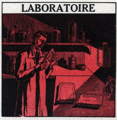 Fotografering: en fotograf i sit laboratorium for at fremkalde billeder. Anonym illustration fra 1925. Privat samling. af Anonymous Anonymous