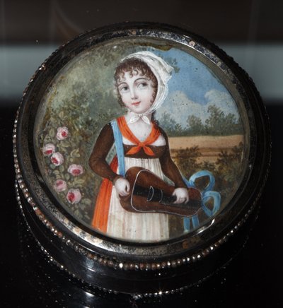 ""Portræt af en ung pige med en gurdy-gurdy"" (Portrait of a Girl With Hurdy Gurdy) Anonym akvarel ca. 1800 Privat samling af Anonymous Anonymous