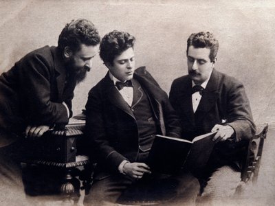 Portræt af (fra l. Til r.) Alberto Franchetti (1860-1942), Pietro Mascagni (1863-1945) og Giacomo Puccini (1858-1924) italienske komponister Fotografi. 1900 ca. Privat samling af Anonymous Anonymous