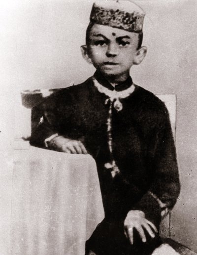 Portræt af den politiske leder Mohandas Karamchand Gandhi (1869-1948) barn - Fotografering omkring 1875 af Anonymous Anonymous