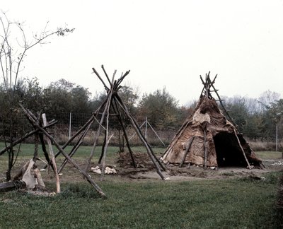 Genopbygning af et gallisk landsbytelt. Archeodrome of Burgundy af Anonymous Anonymous