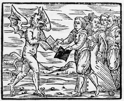 Satan præsenterer en sort bog til tilhængere i bytte for evangeliernes bog - "Compendium Maleficarum", omhandler hekse, deres ulykker og deres sortileges af Francesco Maria Guazzo eller Guaccio eller Guaccius (15?? -16??) 1608 privatsamling af Anonymous Anonymous