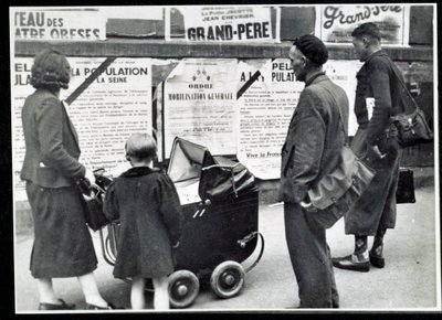 Anden Verdenskrig (1939-1945): Forbipasserende læste mobiliseringsplakaterne i september 1939 af Anonymous Anonymous