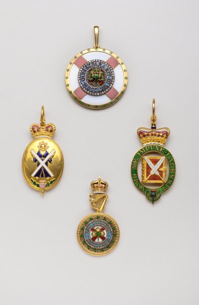 Storbritannien - Thistle-ordenen - Venstre: Insignia for herald af skotske våben, dette insignier er ikke udelukkende knyttet til Order of Thistle, midten af det 18. århundrede, Guld og Emals, H 7 cm; b 3,8 cm; vægt: 36 g - Til højre: insignier af dekan fo af Anonymous Anonymous