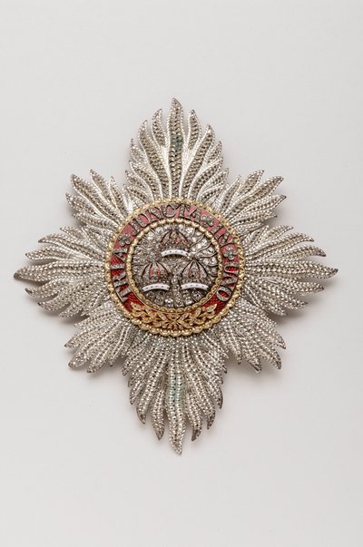 Storbritannien - Order of the Bath: Ridderplade tilhørende George IV (1762-1830), Regent, dengang konge af England (1820-1830) - Fremstillet af Rundell, Bridge & Rundell, London - 1813 - Guld, sølv, diamanter og emaljer - H 11,9 cm; b 10,6 cm; vægt: af Anonymous Anonymous