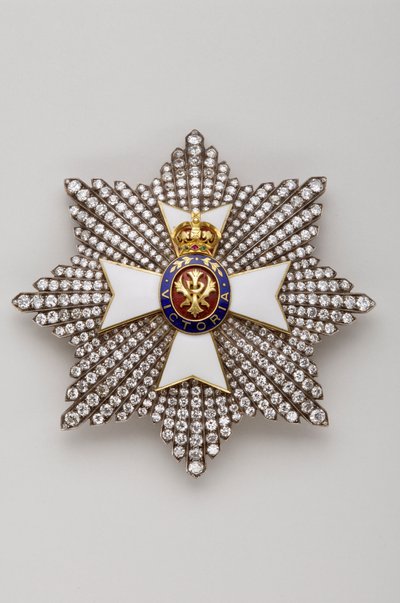 Det Forenede Kongerige - Royal Order of Victoria: plaque of ridder Grand Cross - End XIX århundrede - Guld, sølv, diamanter, smaragd, rubiner og emaljer - D 7,9 cm; vægt: 56 g - Privat samling af Anonymous Anonymous