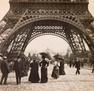 Universal Exposition of 1900 - Exposition Universelle de 1900 i Paris: Udsigt under Eiffeltårnet - privat samling af Anonymous Anonymous