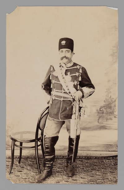 Portræt i fuld længde af Mozaffar al-Din Shah, slutningen af det 19.-begyndelsen af det 20. århundrede (sølv gelatinetryk) af Antoin Sevruguin