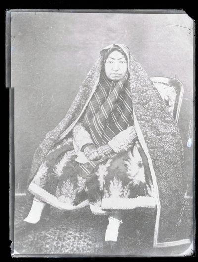 Studieportræt: Nasir Al-Din Shahs mor, Mahd-i Awliya (s/h-foto) af Antoin Sevruguin