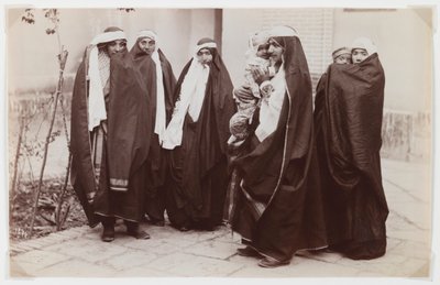 Gruppe af tilslørede kvinder med en baby (sølvalbuminfoto) af Antoin Sevruguin